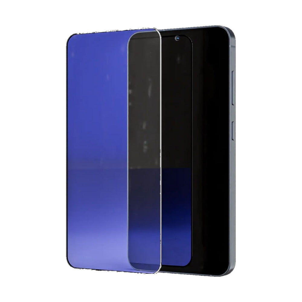 Gehärtetes Schutzglas vor einem Smartphone-Display