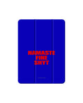 Case Club iPad Hülle Namaste Fine Shyt — Smart Case in Kobaltblau mit rotem Schriftzug, Klappdeckel mit Ständerfunktion