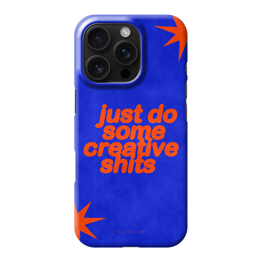 Case Club Creative Shits Hülle — „just do some creative shits“ in orangem Fettdruck auf blauem Grund, dazu zwei Zacksterne in den Ecken.
