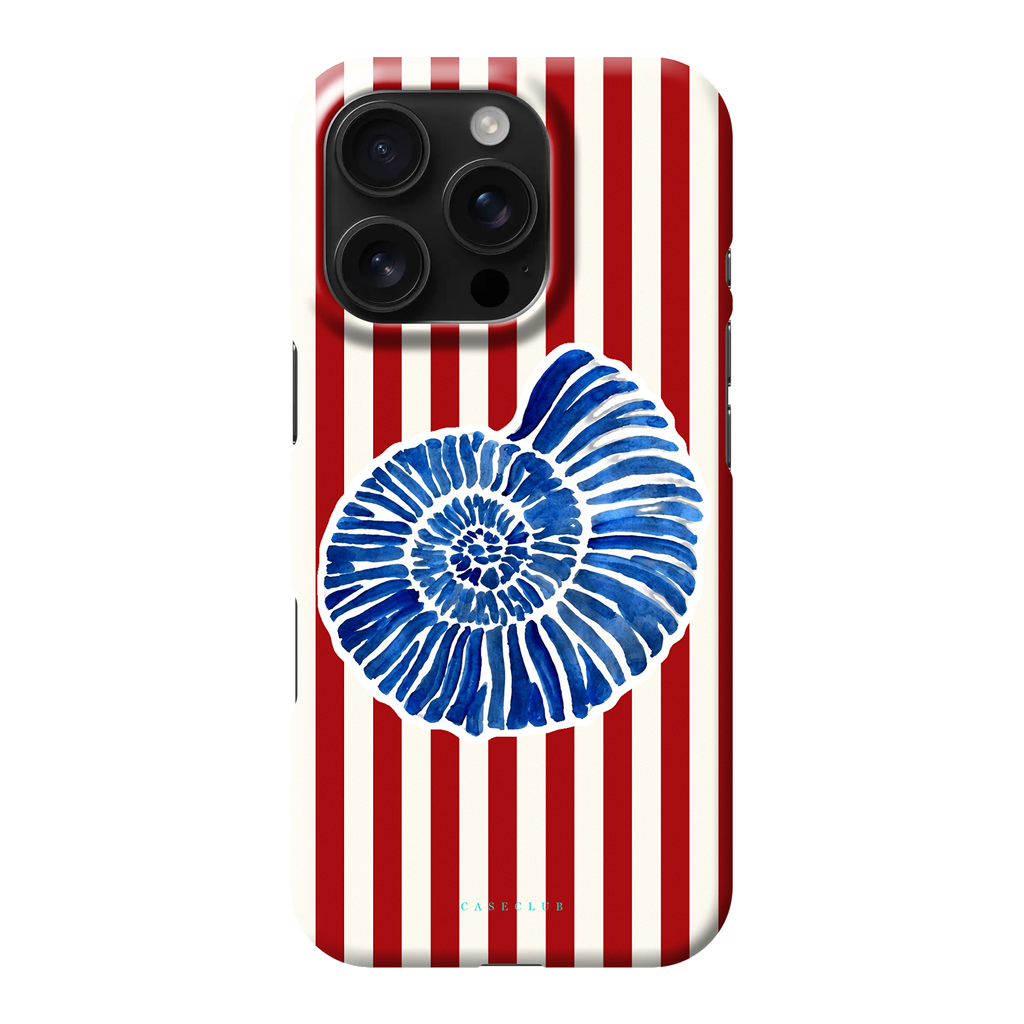 Case Club Ocean Shell Hülle — blaue Ammonitenschale in Aquarell auf rot-cremefarbenen Streifen.